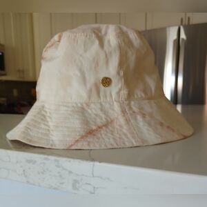 NWOT Vince Camuto Tie Dye Bucket Hat in cream and brown